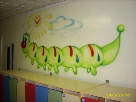 Гусеничка для стен в садик