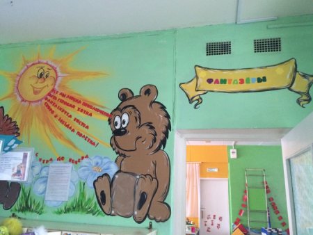 Рисунки в раздевалке в детском саду