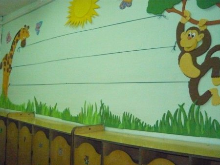 Стены в приемной детского сада