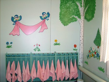 Роспись стен в раздевалке детского сада