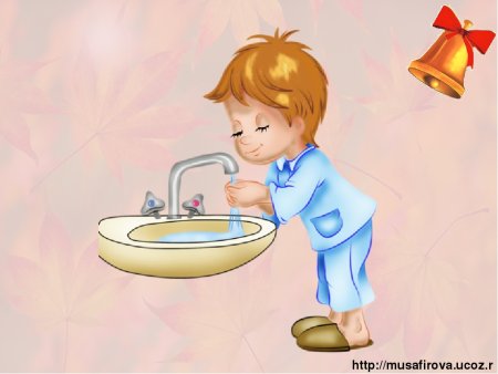 Ребенок умывается