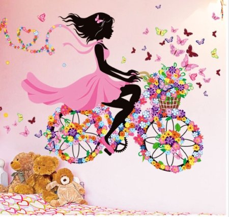 Девушки на велосипеде с бабочками