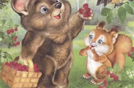 Мишка ест малину