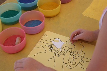Рисование цветным песком для детей