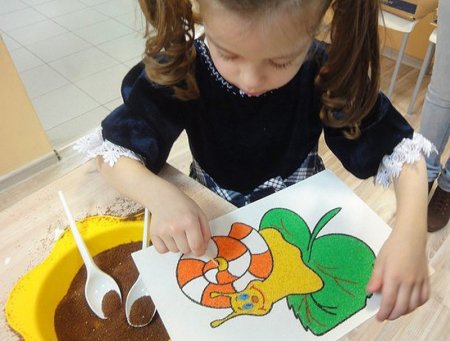 Рисование разноцветным песком