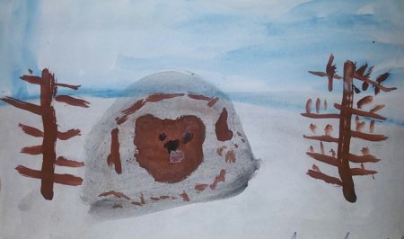 Бурый медведь в берлоге