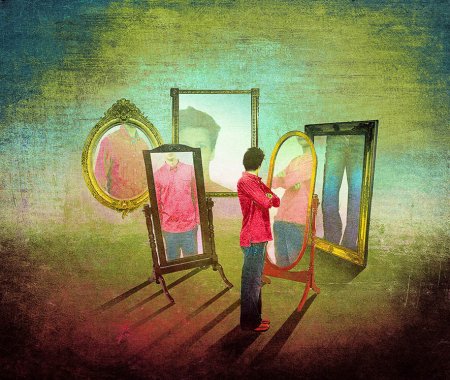 Отражение человека в зеркале