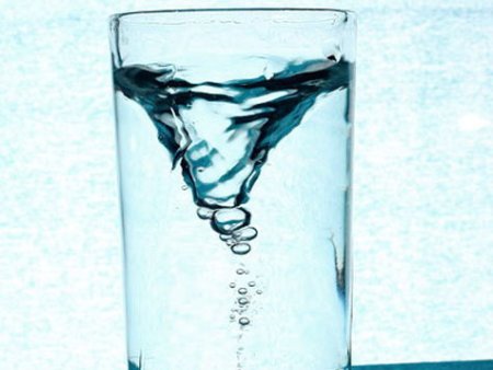 Дуем в трубочку в стакан с водой