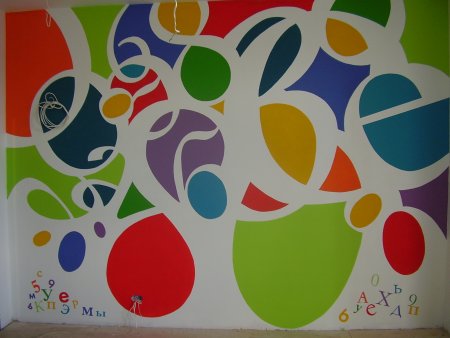 Абстракция на стенах в детском саду