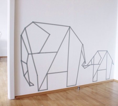 Ломаные линии на стене