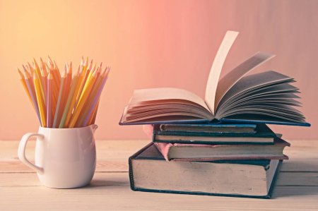 Много книг на столе
