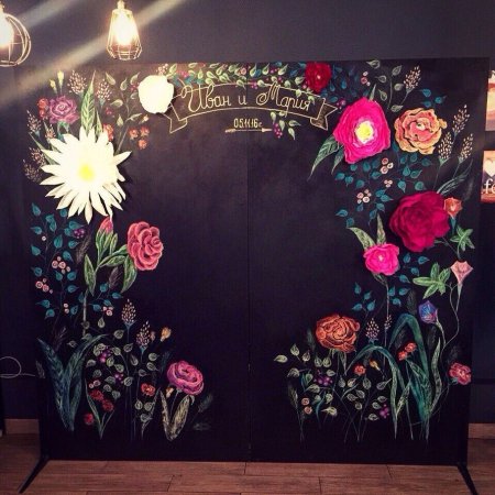 Фотозона на меловой стене