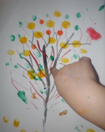 Дерево ватными палочками осень