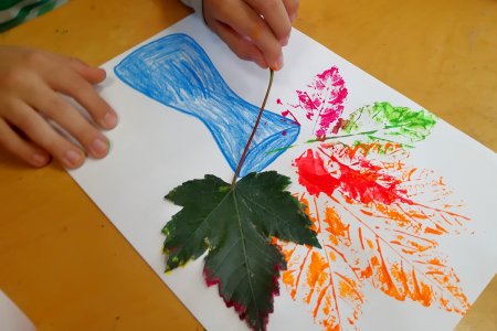 Рисование отпечатками листьев