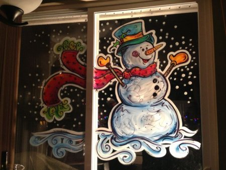 Снеговик красками на окне