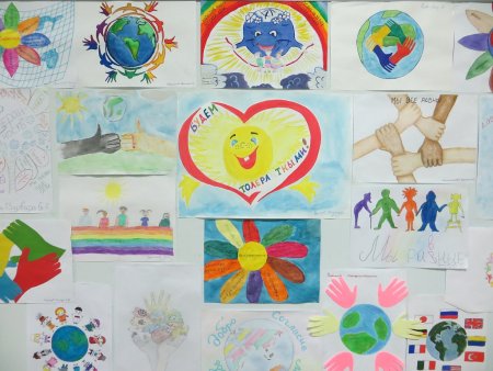 Немецкий художник Хельмут Лангер создал эмблему толерантности