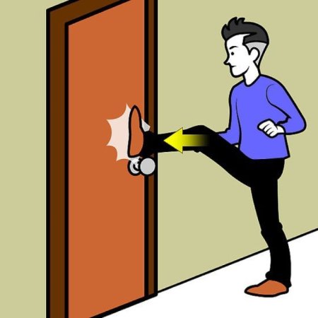 Открывает дверь с ноги