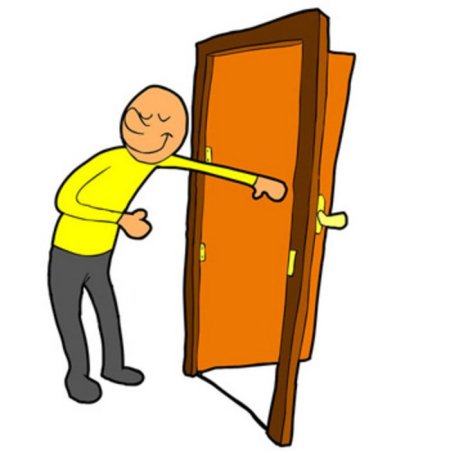 Человек придерживает дверь