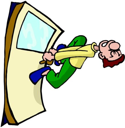 Человек тянет за дверь