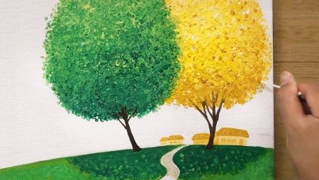 Салфетку макаем на кра ку и рисуем листья методом тычка