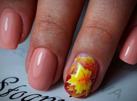 Маникюр с кленовым листом