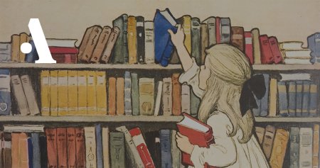 Книжная полка с детскими книгами