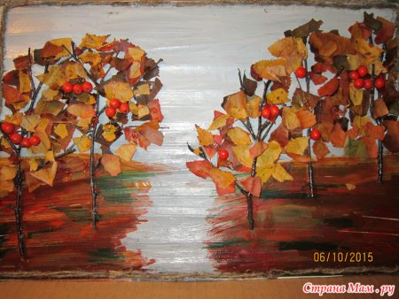 Композиция из сухих листьев