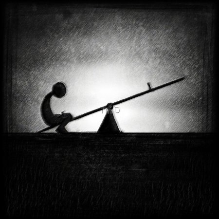 Одинокий человек на качелях