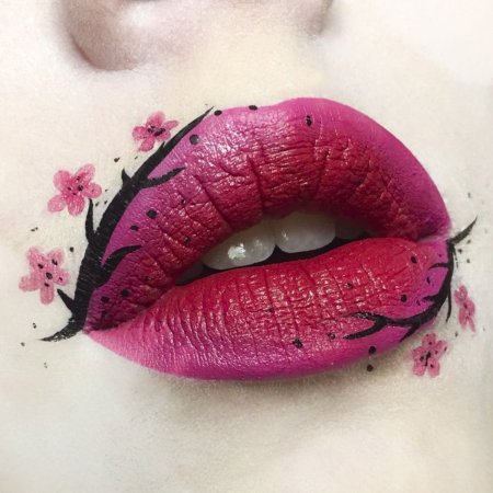 Красивый макияж губ с рисунком