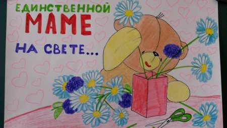 Раскраска мама с ребенком на руках