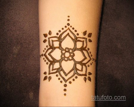 Мелкие цветочки хной