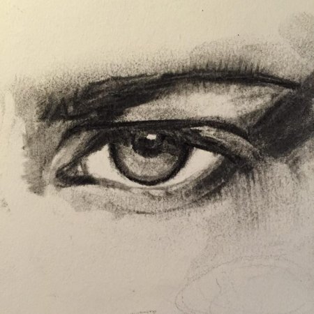Глаз угольным карандашом