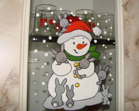 Белой гуашью на окне новогоднее