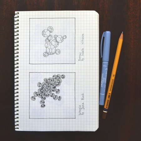 Рисунки в маленьком блокноте в клетку