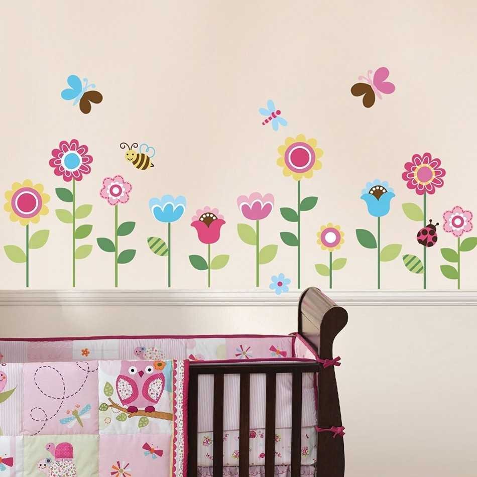 Цветы на стене в детской