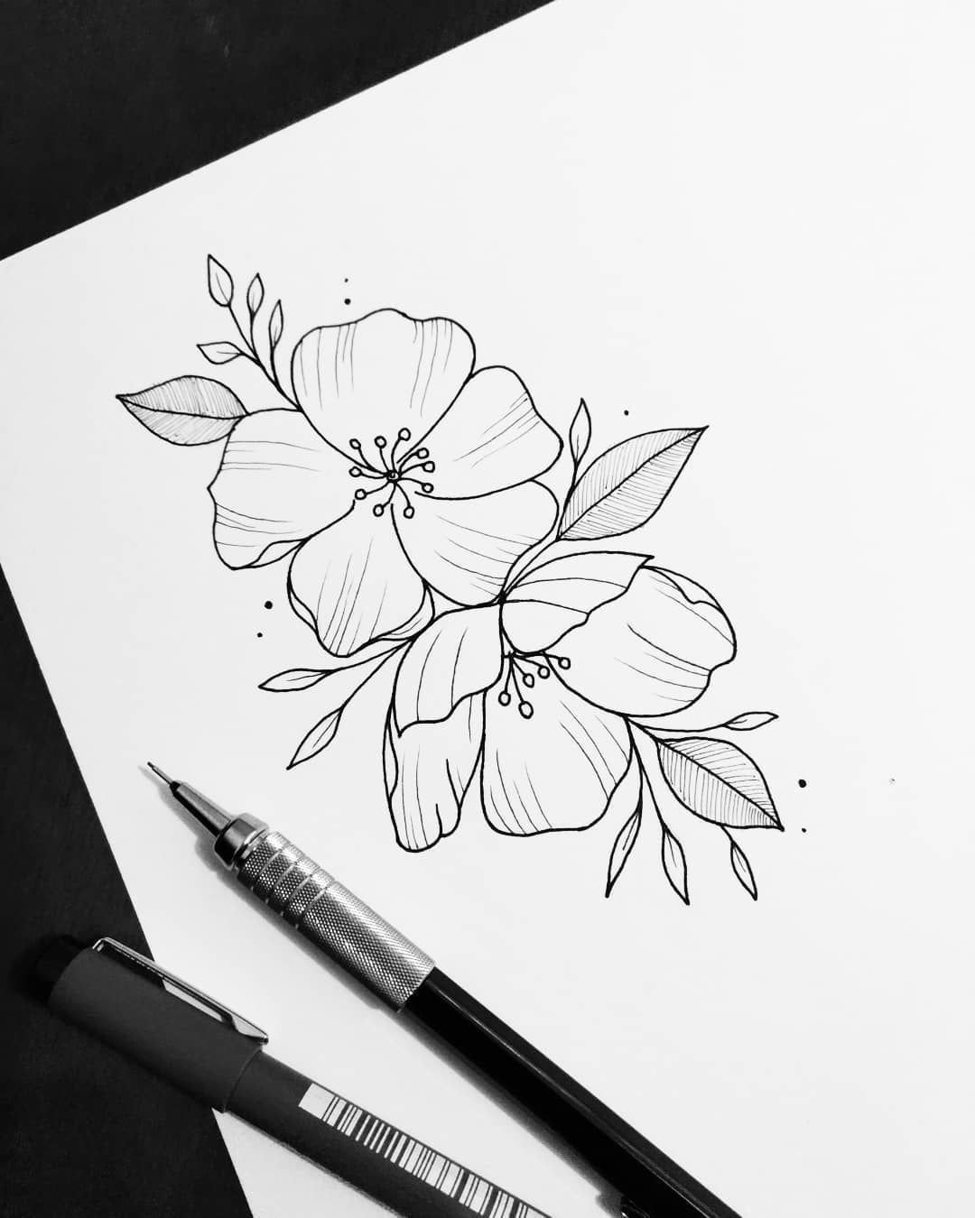 Рисование цветка черной гелевой ручкой