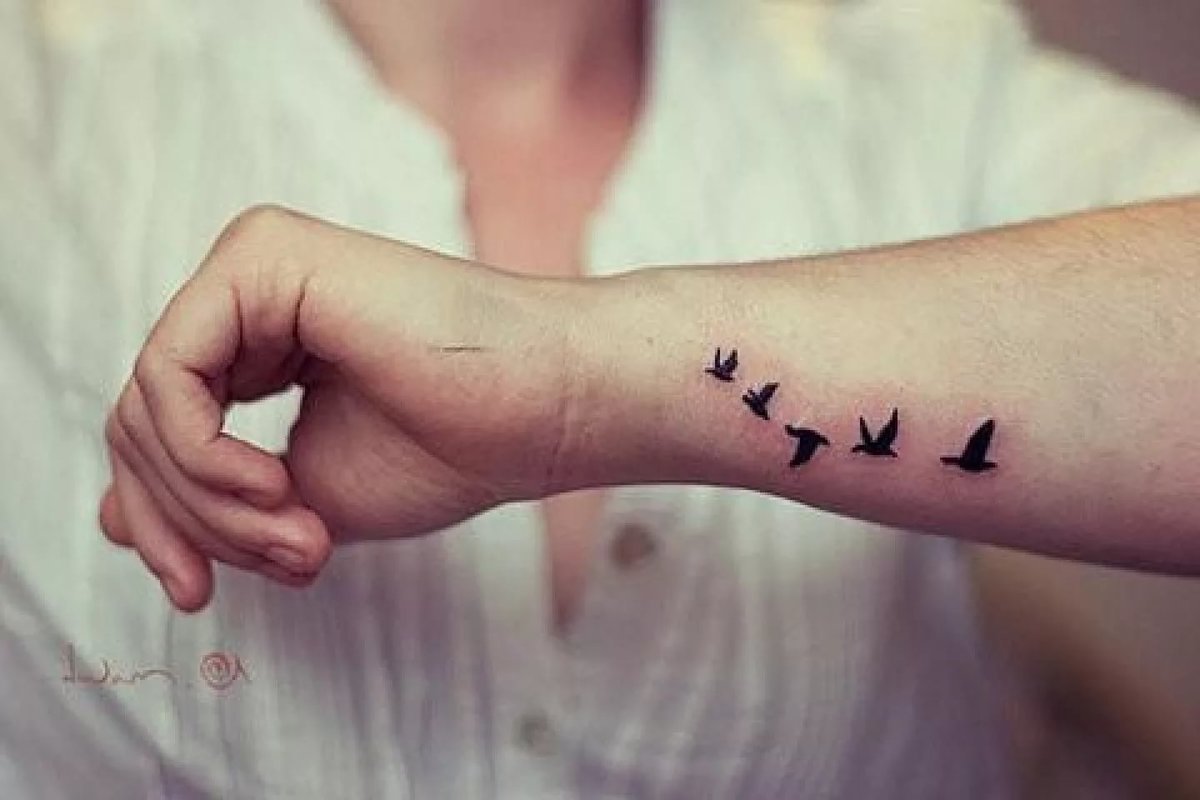 Татуировка на запястье со смыслом. Татуировки для девушек на руке. Маленькие тату. Тату птицы. Маленькие тату для девушек.