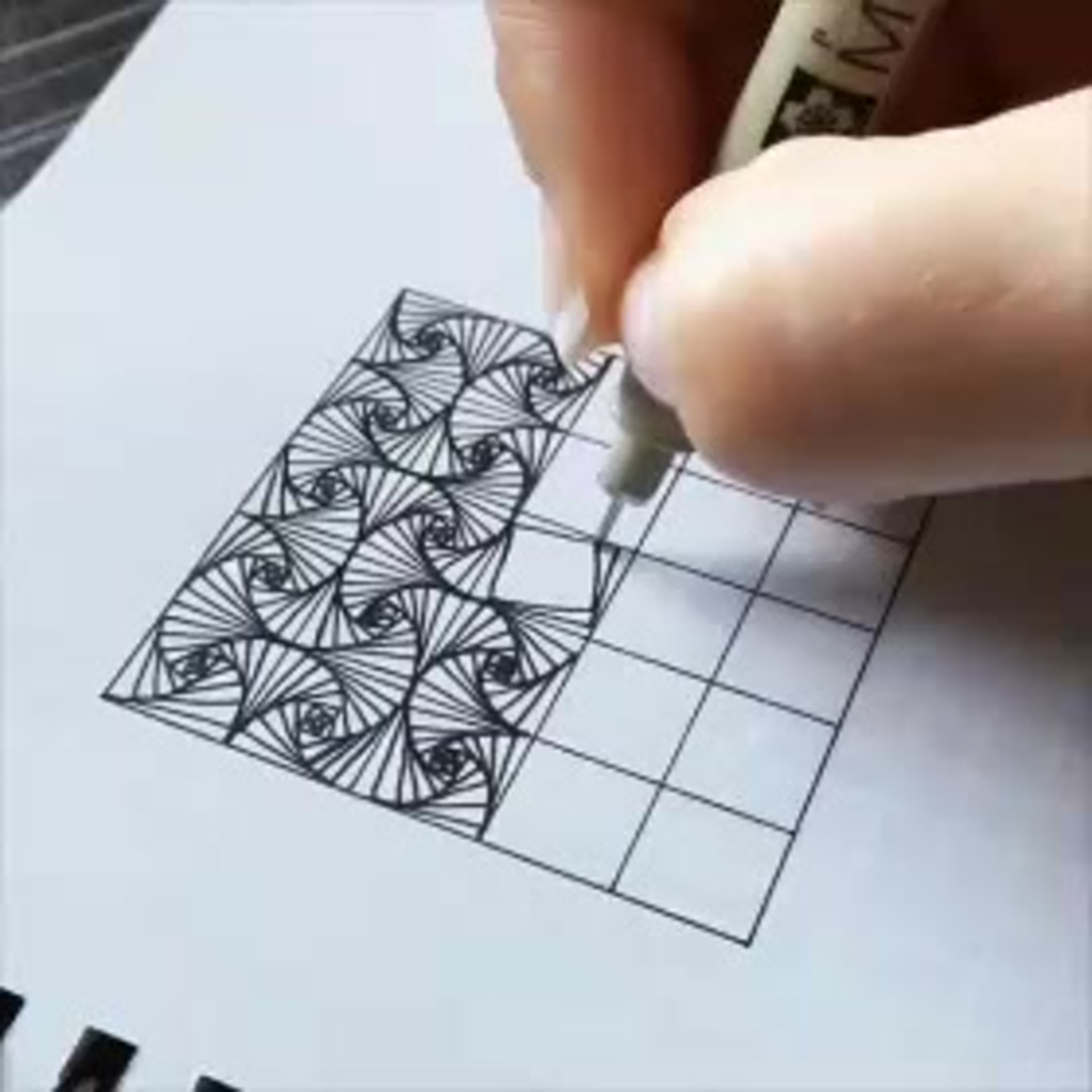 Рисунок ручкой на бумаге легкий