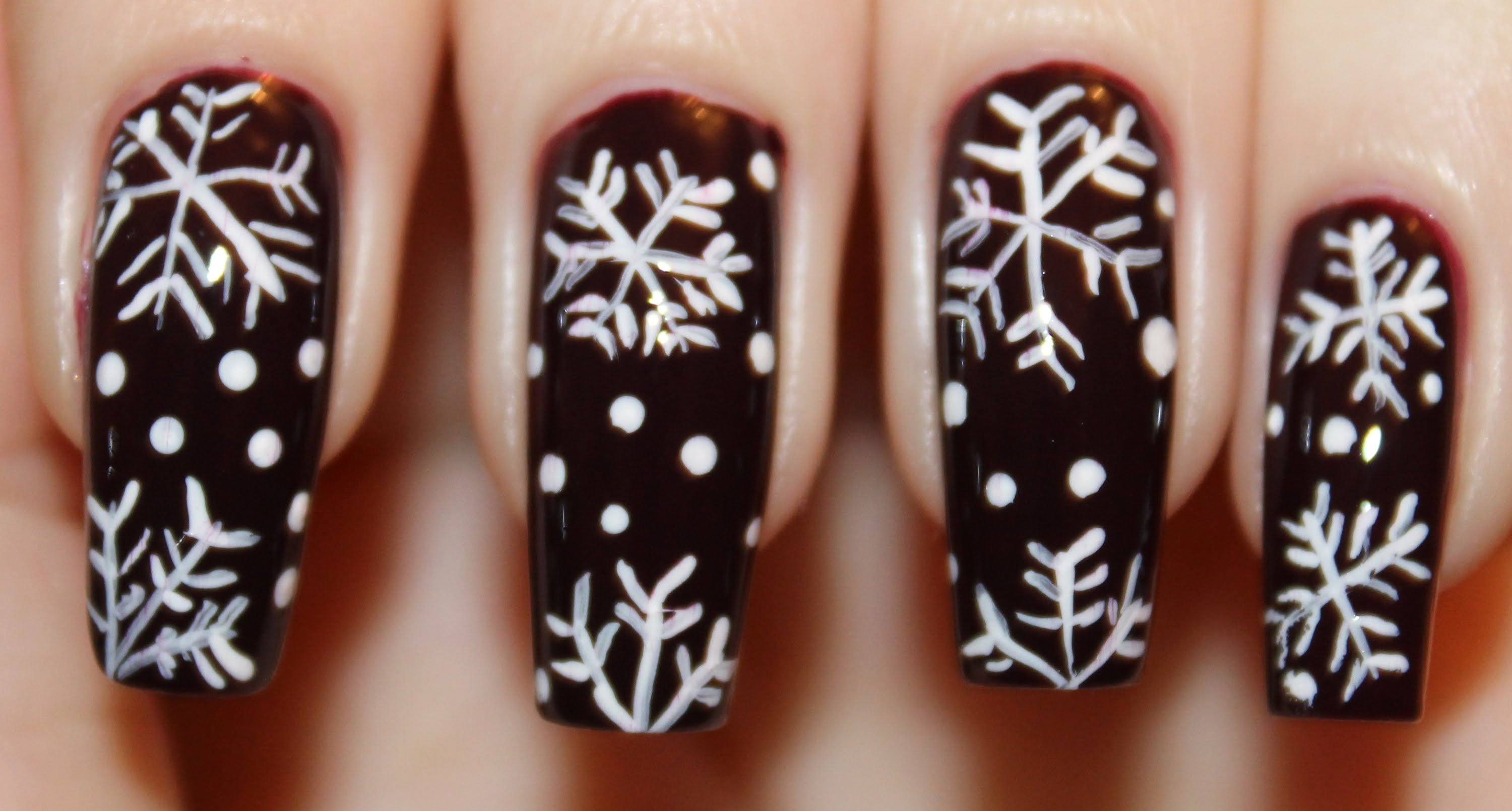 Рисунок снежинки на ногтях