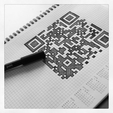 Узоры чёрной ручкой по клеточкам