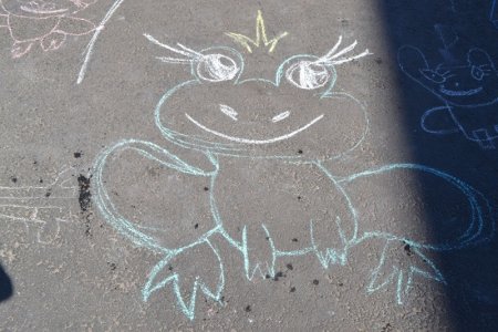 Рисование мелом на асфальте