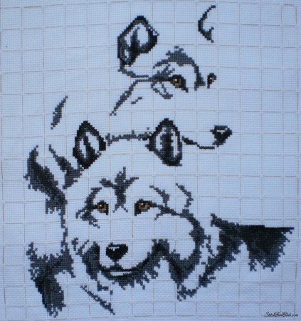 Монохромная вышивка крестом волки