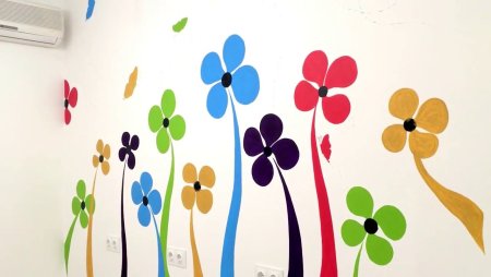 Простые рисунки на стене в детском саду