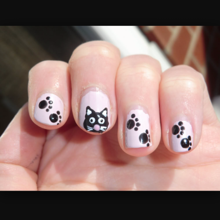 Маникюр с лапками кошек