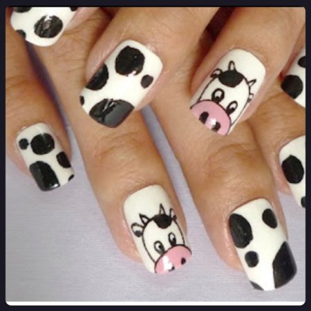 Рисунок коровы на ногтях