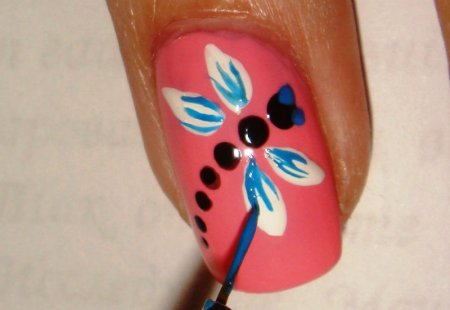 Рисование иголкой на ногтях
