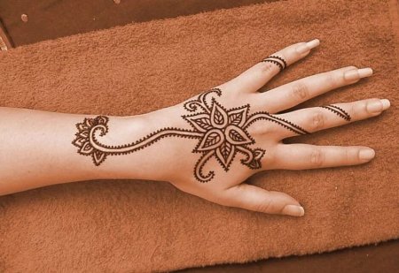 Маленькие тату хной на запястье