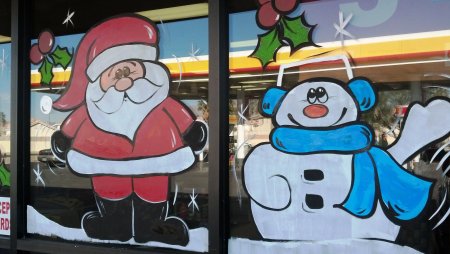 Дед Мороз на окне гуашью