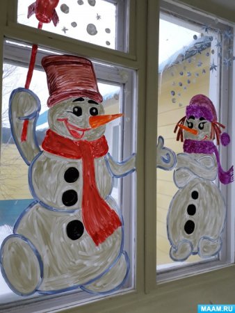 Снеговик красками на окне