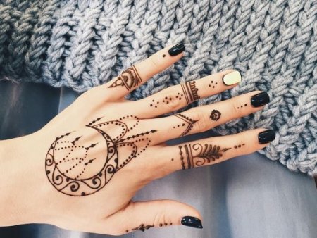 Тату хной на руке